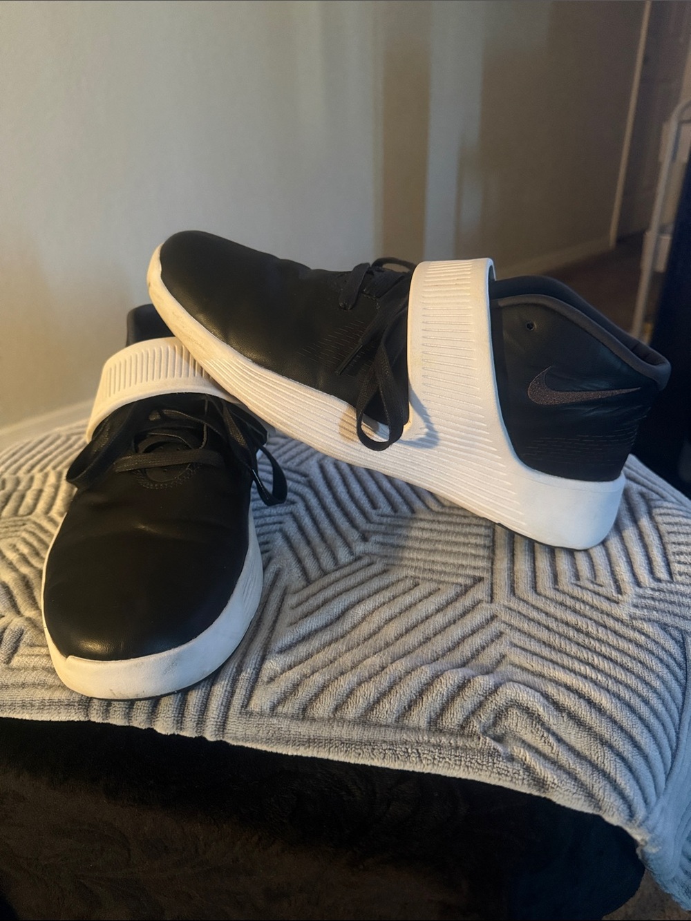 Nike Men’s Black and White Strap-Back Sneakers